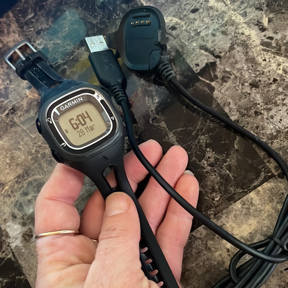 Garmin Forerunner 10 GPS sports watch READ…